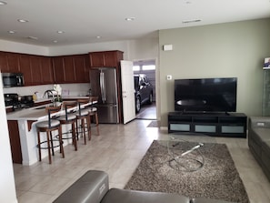 Private kitchen - Lovely Gated Community house is the Inland Empire (Rialto)
