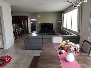 Living area - Lovely Gated Community house is the Inland Empire (Rialto)