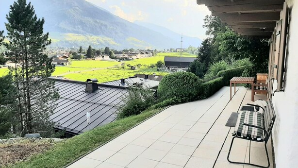A balcony with a view of a green valley and mountains. - Pretty Apartment in Mittersill With a View (Mittersill)