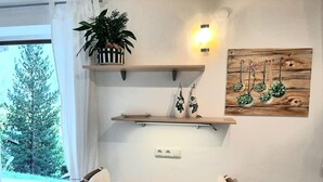 A room with a wooden bench, a potted plant, and a wall-mounted light fixture. - Pretty Apartment in Mittersill With a View (Mittersill)