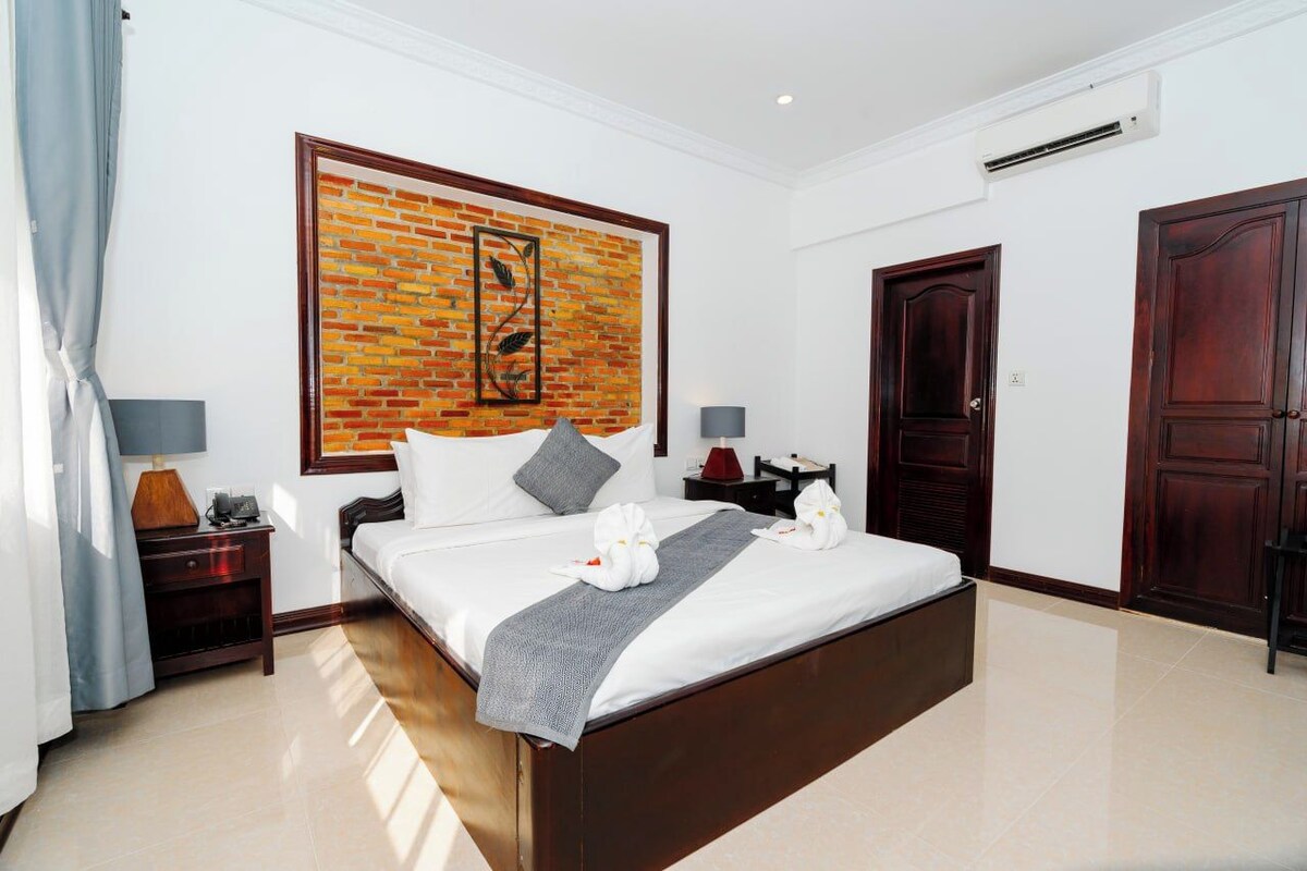 Minibar, desk, free WiFi, bed sheets