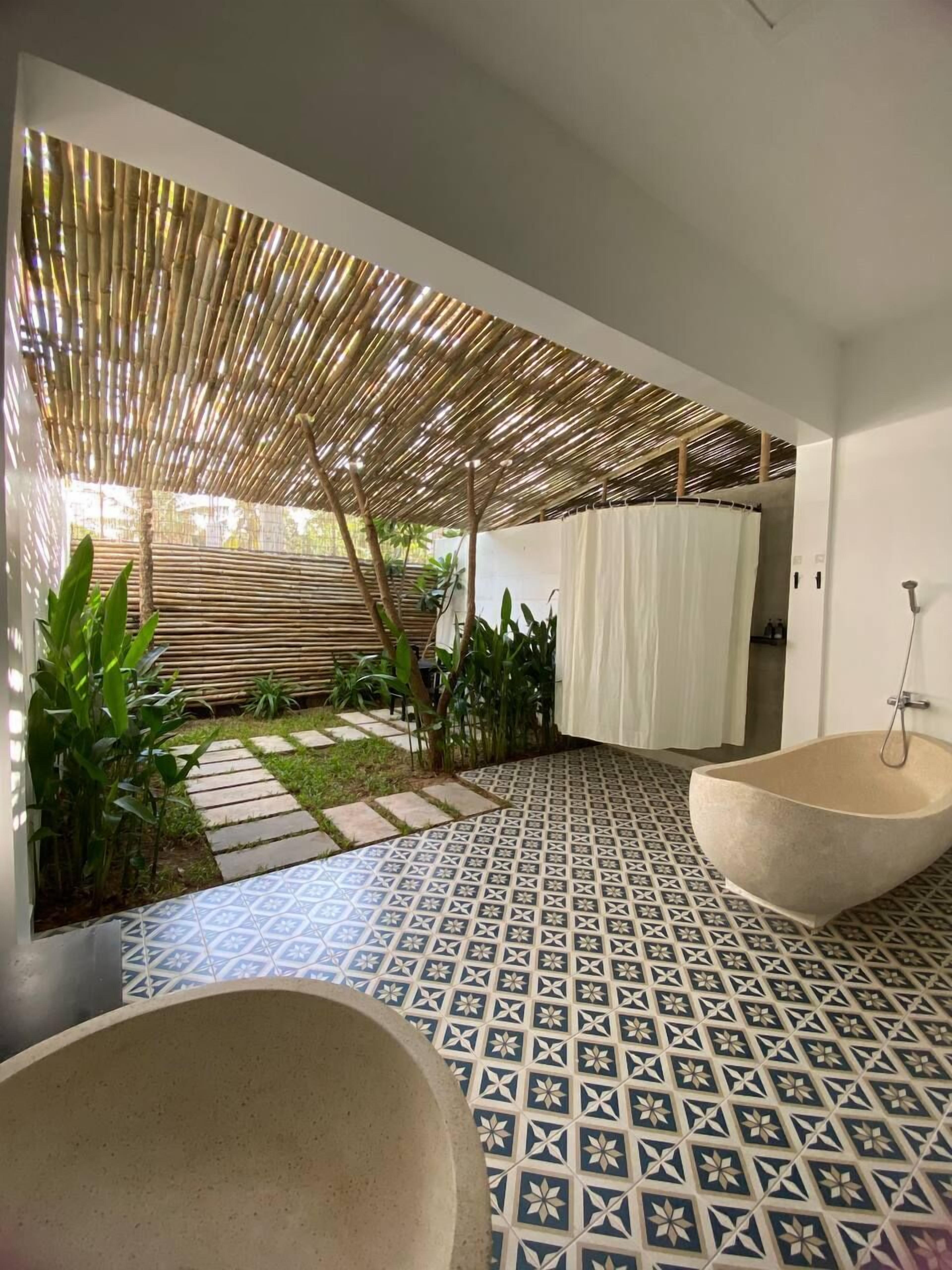 Minibar, desk, free WiFi, bed sheets