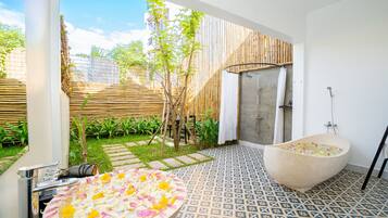 Secador de pelo, batas, pantuflas, toallas