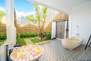 ファミリー スタジオスイート | バスルーム | ヘアドライヤー、バスローブ、スリッパ、タオル