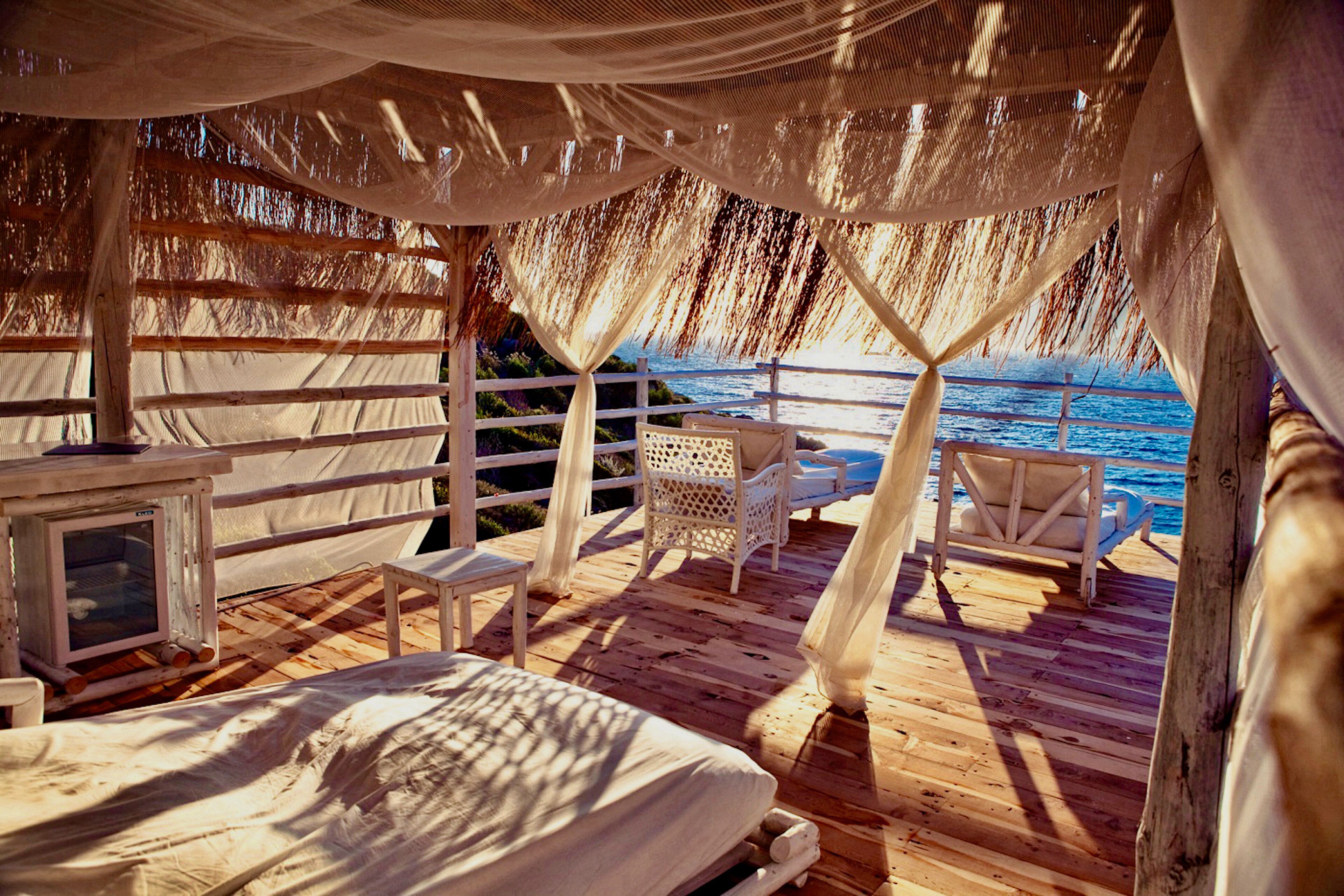 Pantai pribadi di sekitar dan pasir hitam