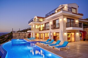 2 utendørsbassenger