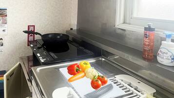 Køleskab, mikrobølgeovn, kogeplade, elkedel