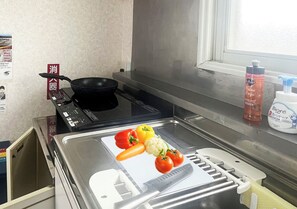 Fridge, microwave, stovetop, electric kettle - Near JR 5min, 2F, 3 Bedrooms, Max 8pp, Parking (Furano)