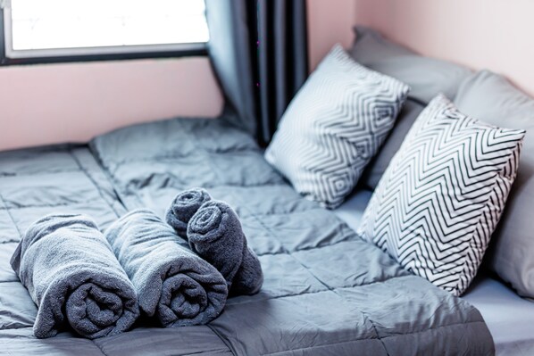 Economy dubbelrum - 1 queensize-säng - icke-rökare - delat badrum | Skrivbord, arbetsyta för laptop, mörkläggningsgardiner och gratis wi-fi