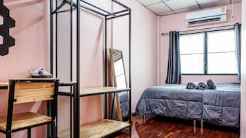 Kamar Double Ekonomi, 1 Tempat Tidur Queen, Bebas Asap Rokok, kamar mandi umum | Meja kerja, ruang kerja ramah laptop, dan tirai kedap cahaya