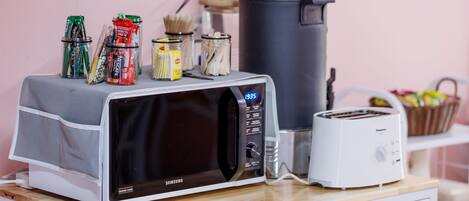 Eine Küchenarbeitsplatte mit Mikrowelle, Toaster und Kaffeemaschine.