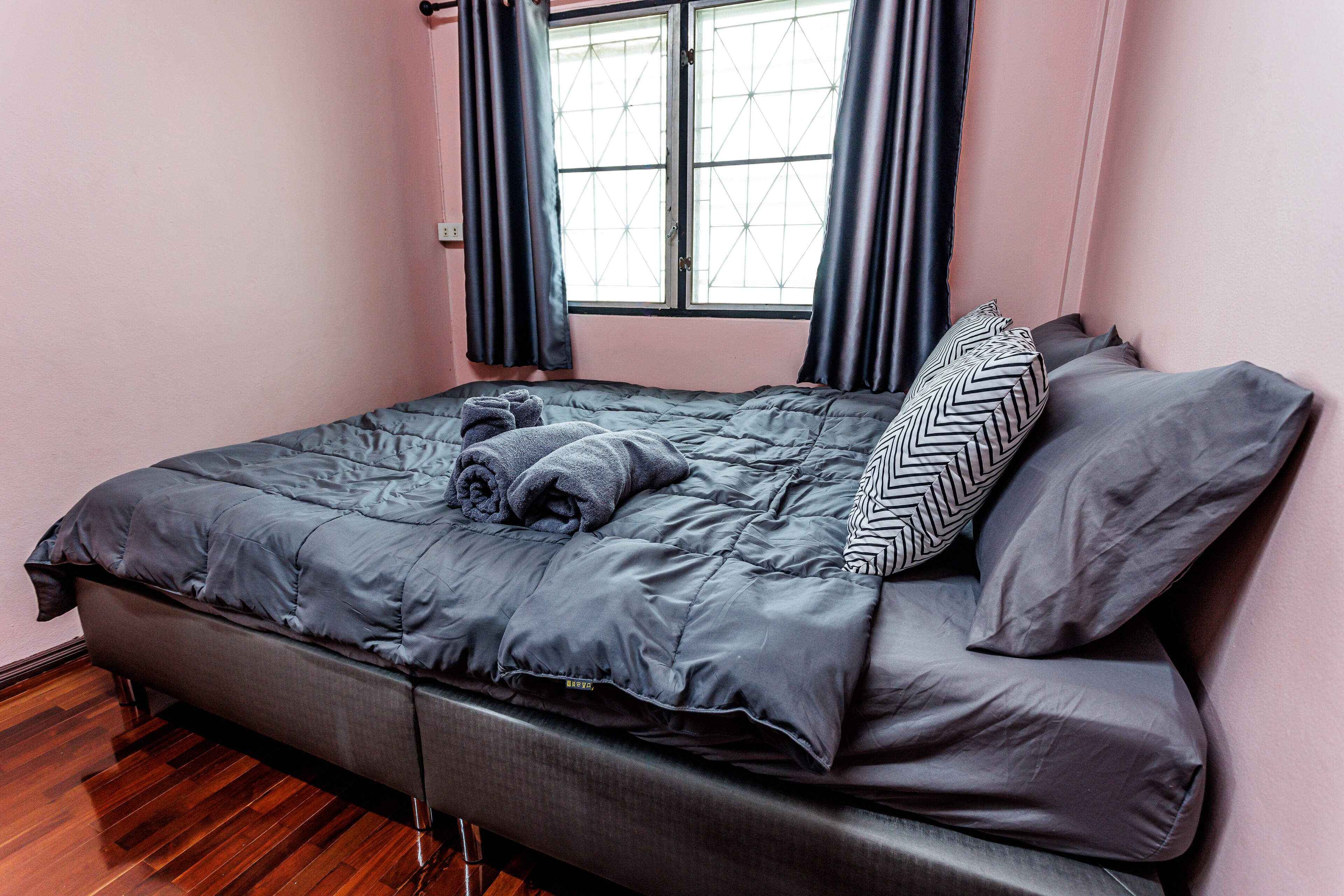 ห้องสแตนดาร์ดสำหรับสี่ท่าน, หลายเตียง, ปลอดบุหรี่, ห้องน้ำส่วนตัว | โต๊ะทำงาน, พื้นที่ทำงานแบบใช้แล็ปท็อป, ผ้าม่านกันแสง, Wi-Fi ฟรี