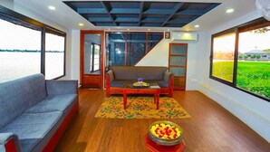 Ein modernes Interieur mit einer Couch, einem Couchtisch und einer Obstschale.