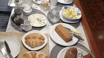 Sudah termasuk sarapan masakan setempat setiap hari