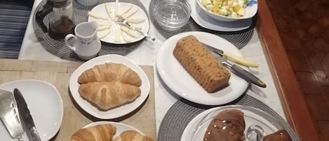 Petit déjeuner composé de spécialités régionales compris tous les jours