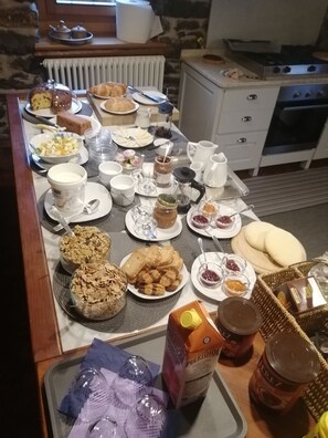 Free daily local cuisine breakfast  - La Thuillettaz B&B Maisons de Montagne  (Saint-Rhemy-en-Bosses)