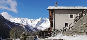 Vista frontal de la propiedad