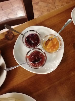 Free daily local cuisine breakfast  - La Thuillettaz B&B Maisons de Montagne  (Saint-Rhemy-en-Bosses)