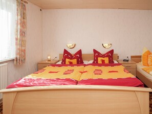 Nhà | 2 phòng ngủ, trang bị nội thất với thiết kế riêng biệt, bộ trải giường 