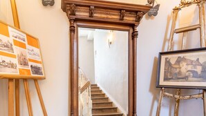 Eine Treppe mit einem Holzgeländer und einem gerahmten Bild an der Wand.
