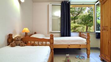 2 chambres, fer et planche Ă  repasser