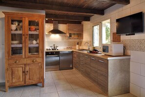 Kühlschrank, Mikrowelle, Herdplatte, Geschirrspüler