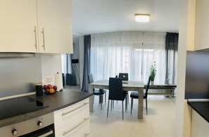 Fridge, microwave, oven, stovetop - TLA /tlf Geräumiges Voll Ausgestattetes Apartment (Kaiserslautern)