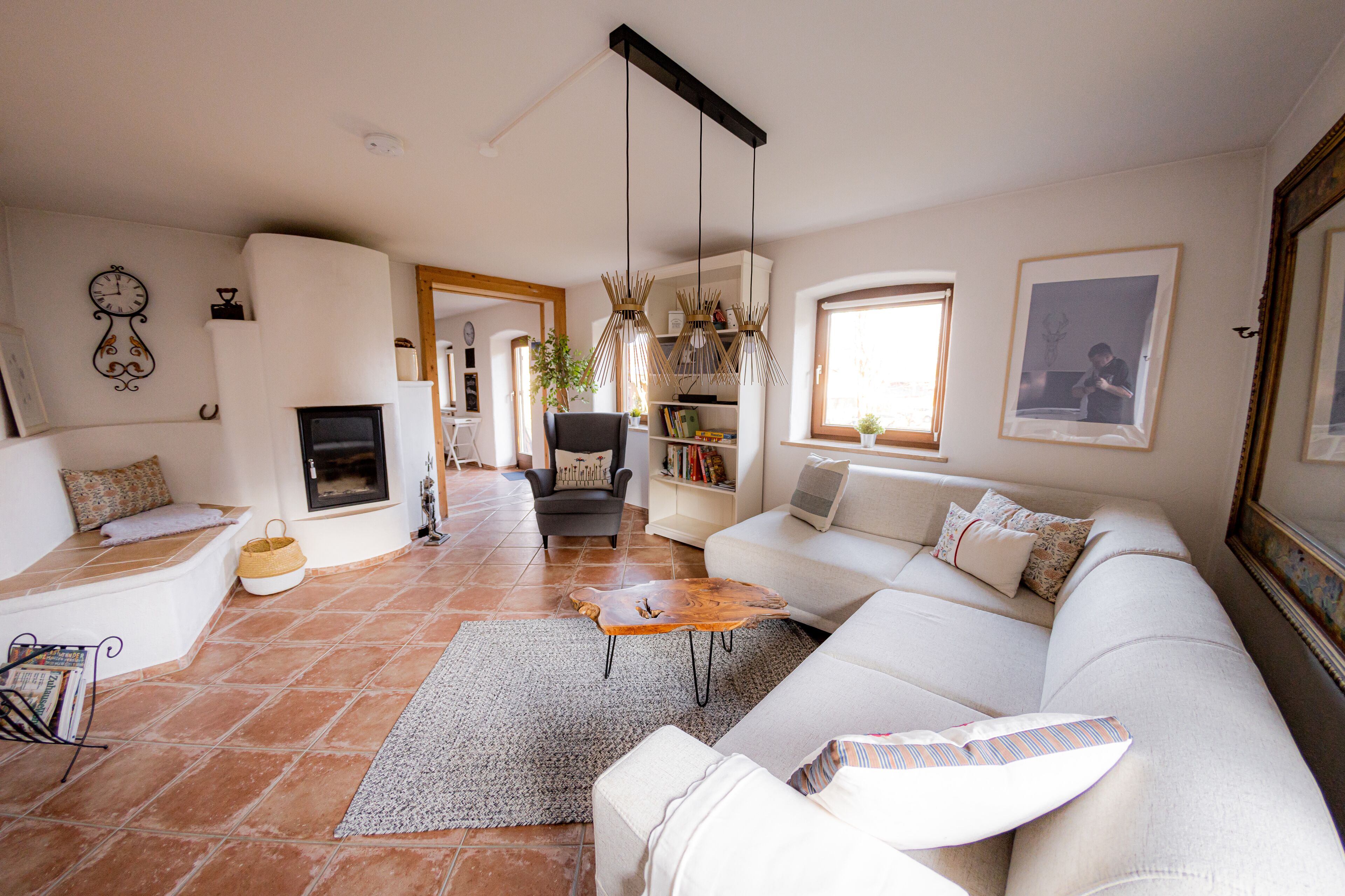 Een smart-tv, een open haard en boeken