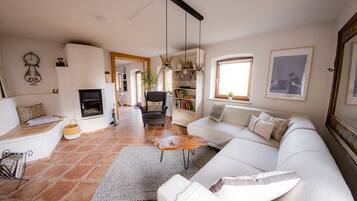 Una Smart TV, una chimenea, libros