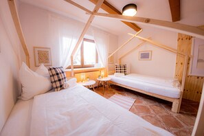 3 chambres, bureau, fer et planche à repasser, lit parapluie
