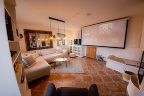 Smart-TV, Kamin, Bücher
