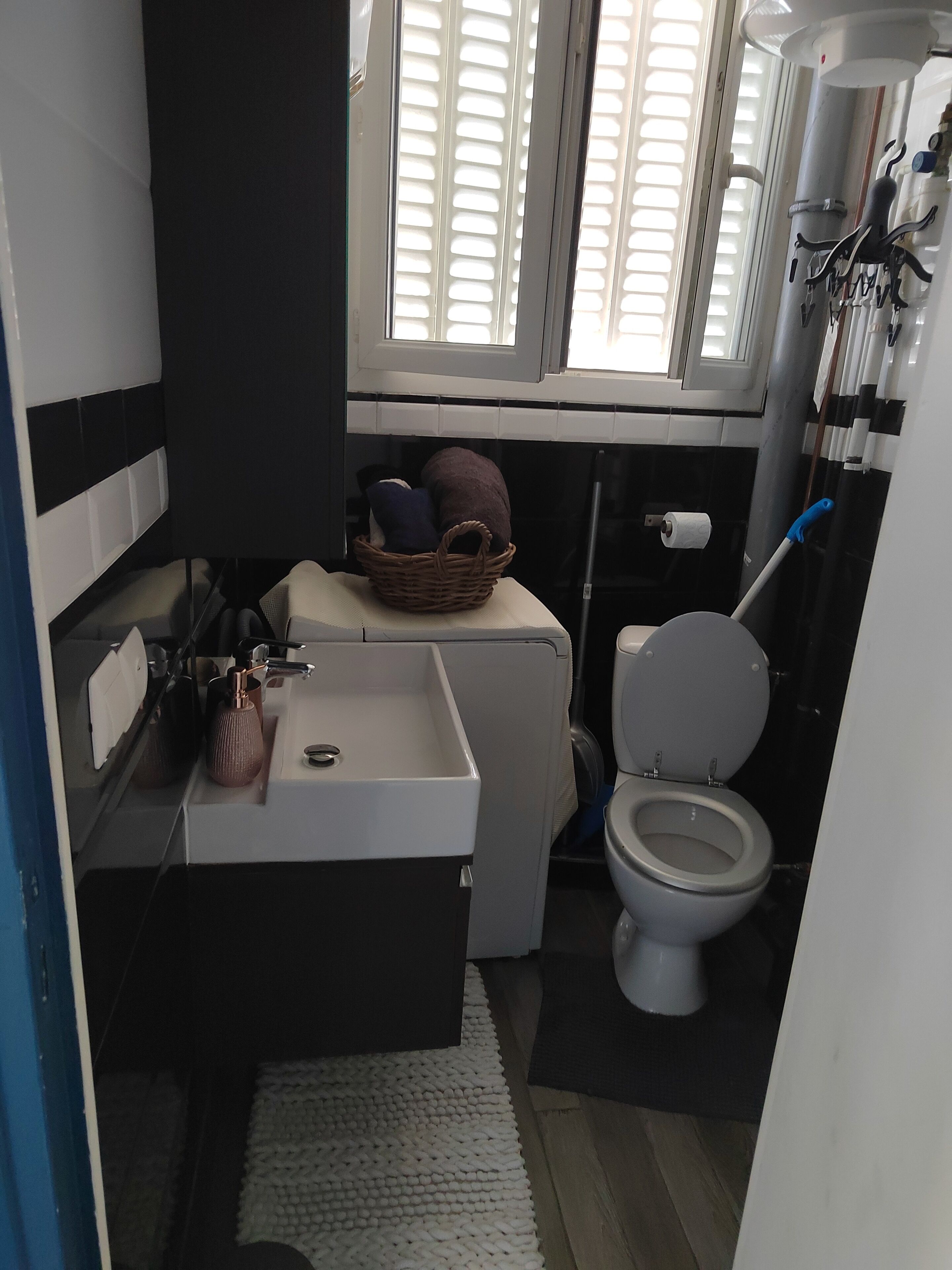 Een douche, handdoeken, zeep, shampoo