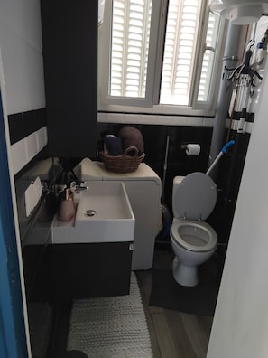 Shower, towels, soap, shampoo