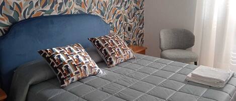 1 habitación, tabla de planchar con plancha y cuna de viaje