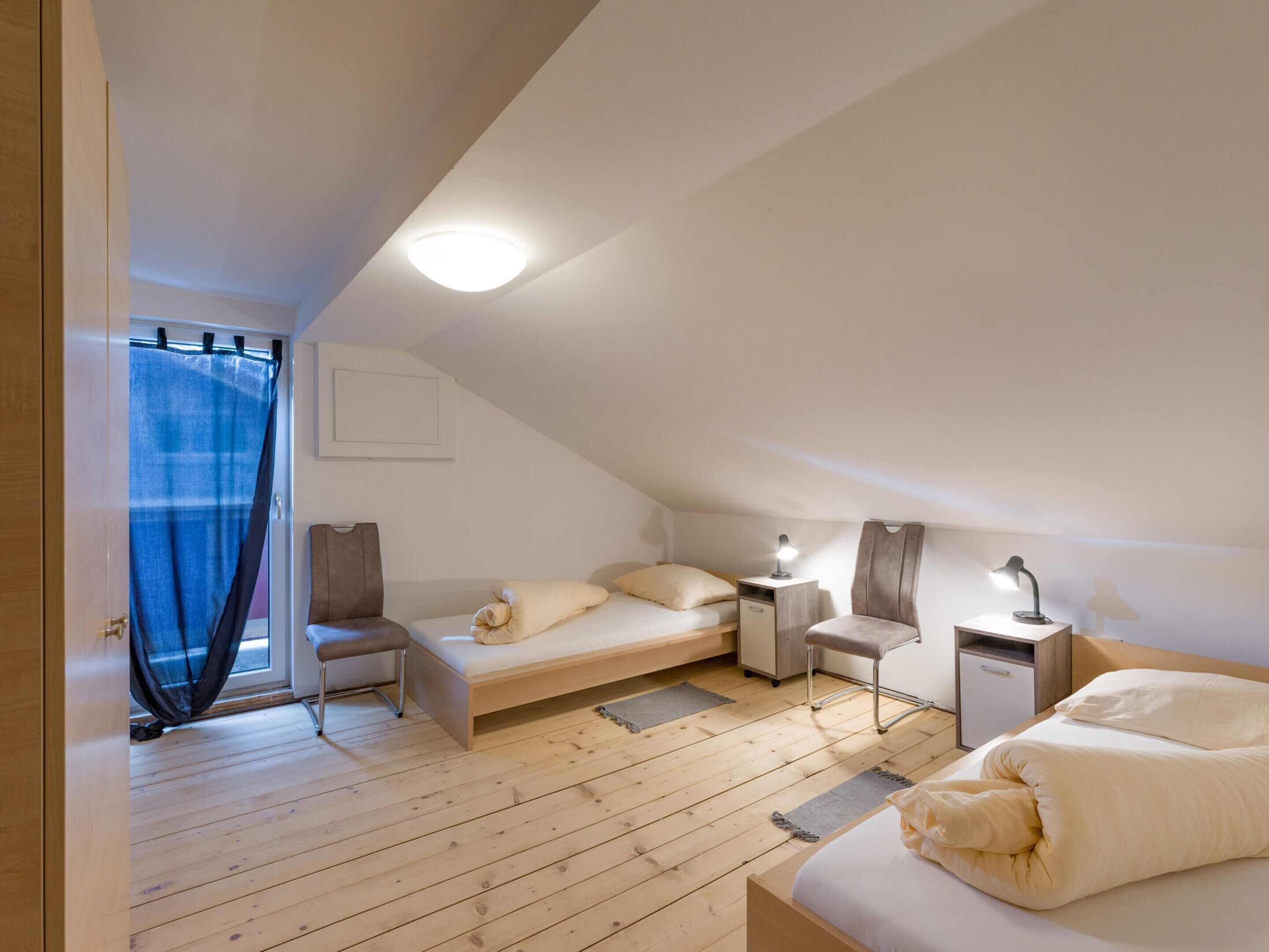 House | 6 bedrooms, individually furnished, iron/ironing board, bed sheets