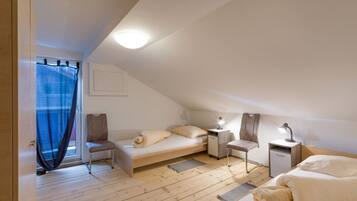 House | 6 bedrooms, individually furnished, iron/ironing board, bed sheets