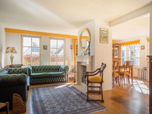 บ้านพัก | บริเวณนั่งเล่น | เตาผิง