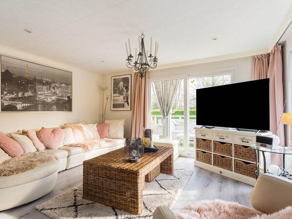 Chalet | Living room - Chalet Near De Braakman Nature Reserve (Hoek)