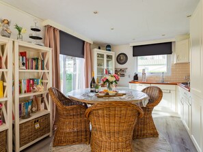 Chalet | Dining - Chalet Near De Braakman Nature Reserve (Hoek)