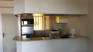 A compact kitchen with a microwave, sink, and a small countertop. - Villa, golden island view, a stone's throw from the beach. Breathtaking view! (Saint-Raphaël)