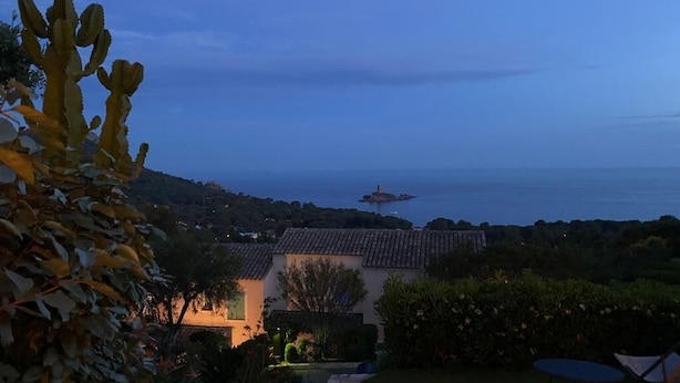 A coastal landscape with a view of the sea, a distant island, and a building with a tiled roof. - Villa, golden island view, a stone's throw from the beach. Breathtaking view! (Saint-Raphaël)
