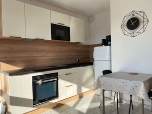Fridge, microwave, oven, stovetop - Renovated studio with balcony, aircon, wifi in Balaruc-les-Bains (Balaruc-les-Bains)