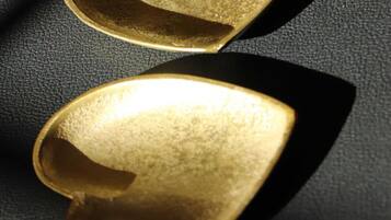Dois objetos dourados e refletivos sobre uma superfície texturizada.