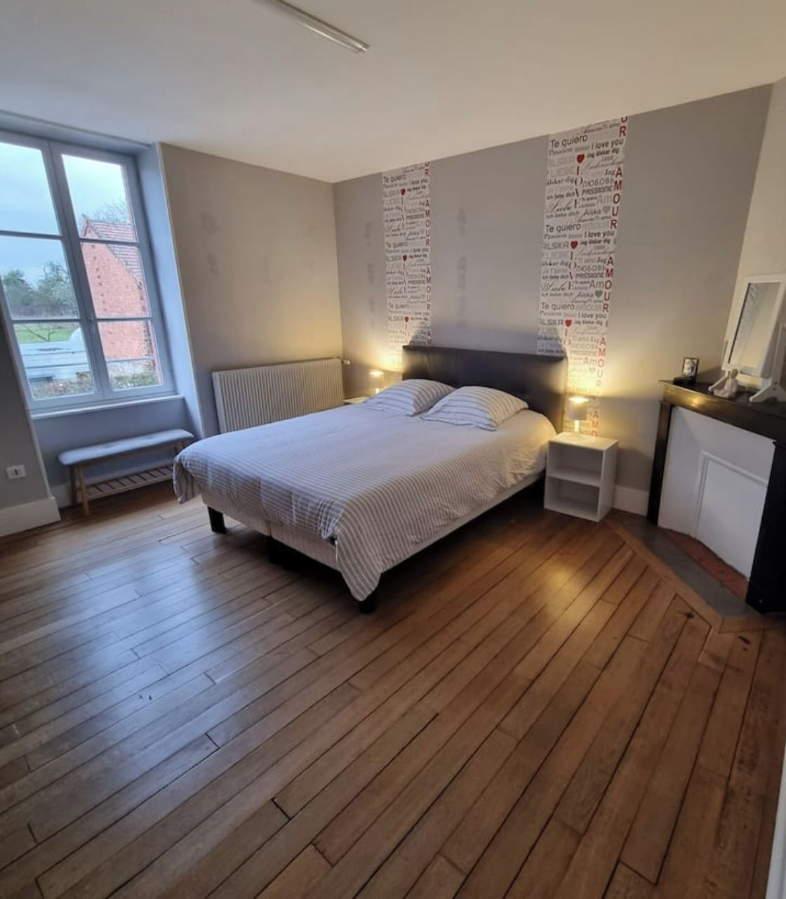 7 Schlafzimmer, Schreibtisch, Bügeleisen/Bügelbrett, Reisekinderbett