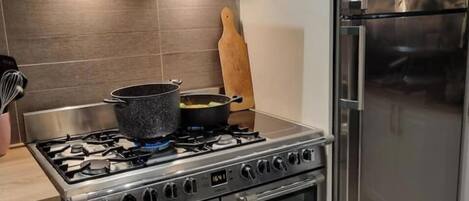 Refrigerador, microondas, horno y parrilla de estufa