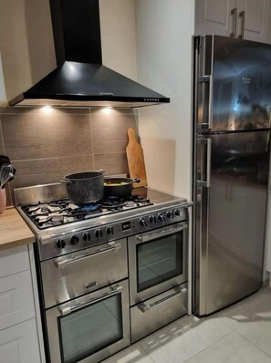 Fridge, microwave, oven, stovetop - Grande Villa Familiale et Chaleureuse à Saulieu (Saulieu)