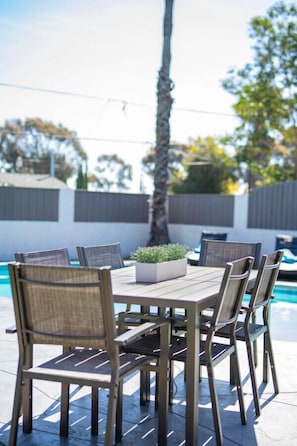 Outdoor dining - 4BR Pool and Fast WiFi Fifteen Min to SD (El Cajon)
