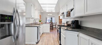 4BR Pool and Fast WiFi Fifteen Min to SD