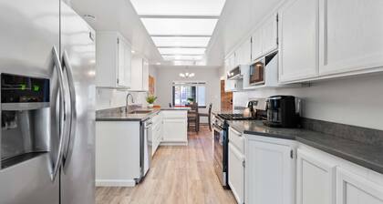 4BR Pool and Fast WiFi Fifteen Min to SD