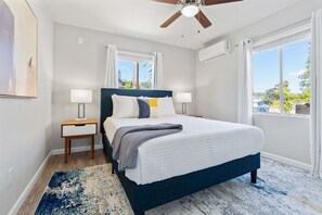 5 bedrooms, desk, blackout curtains, iron/ironing board - 4BR Pool and Fast WiFi Fifteen Min to SD (El Cajon)